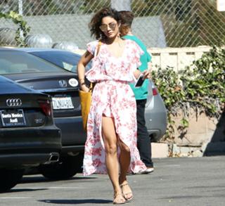 Vanessa Hudgens feet photo thumbnail