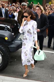Victoria Beckham feet photo thumbnail