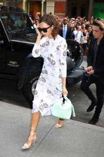Victoria Beckham feet photo thumbnail