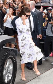 Victoria Beckham feet photo thumbnail