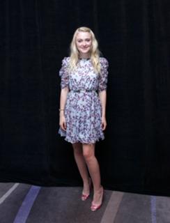 Dakota Fanning feet photo thumbnail