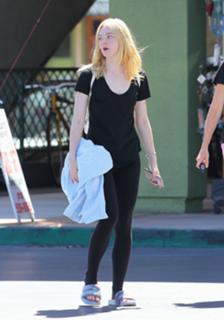 Elle Fanning feet photo thumbnail