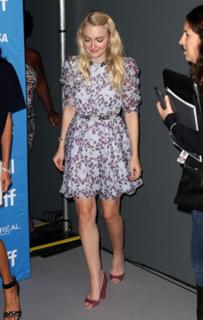 Dakota Fanning feet photo thumbnail