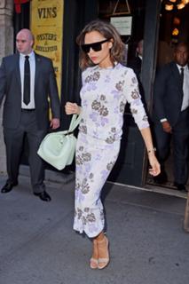 Victoria Beckham feet photo thumbnail