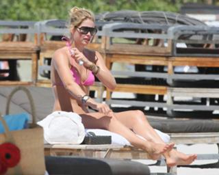 Doutzen Kroes feet photo thumbnail
