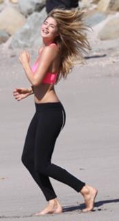 Doutzen Kroes feet photo thumbnail
