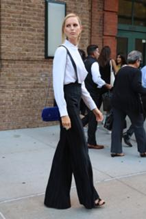 Karolina Kurkova feet photo thumbnail