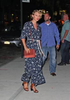 Taylor Swift feet photo thumbnail