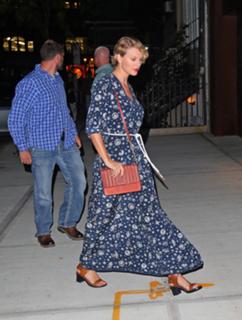 Taylor Swift feet photo thumbnail