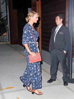 Taylor Swift feet photo thumbnail