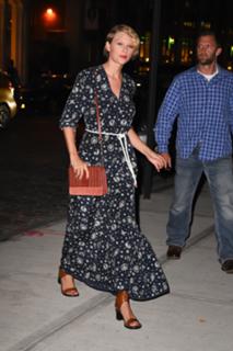 Taylor Swift feet photo thumbnail