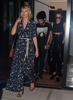 Taylor Swift feet photo thumbnail