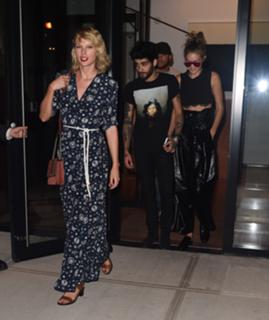 Taylor Swift feet photo thumbnail