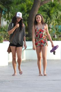 Vanessa Hudgens feet photo thumbnail