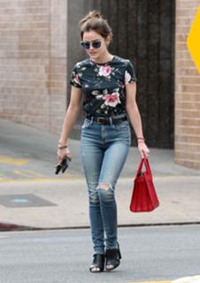 Lucy Hale feet photo thumbnail