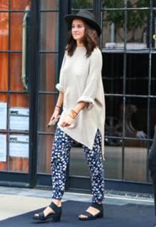 Shailene Woodley feet photo thumbnail