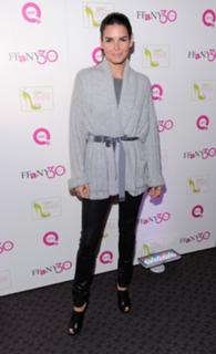 Angie Harmon feet photo thumbnail