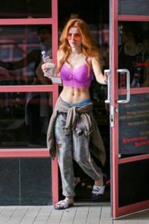 Bella Thorne feet photo thumbnail
