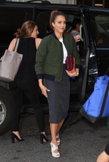 Jessica Alba feet photo thumbnail