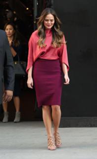 Chrissy Teigen feet photo thumbnail