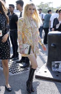 Emma Roberts feet photo thumbnail