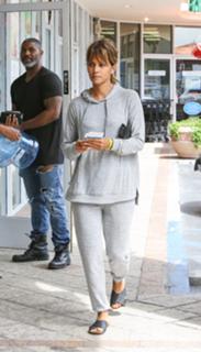 Halle Berry feet photo thumbnail