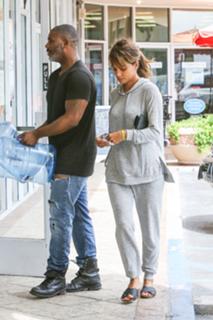 Halle Berry feet photo thumbnail