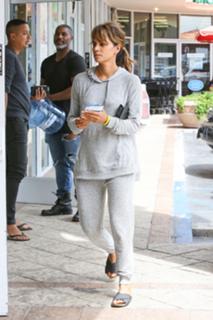 Halle Berry feet photo thumbnail