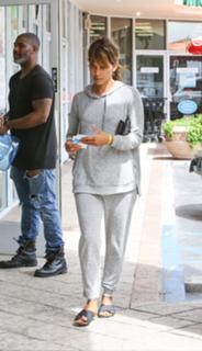 Halle Berry feet photo thumbnail