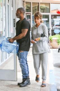 Halle Berry feet photo thumbnail