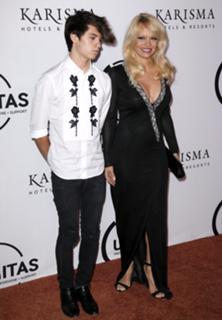 Pamela Anderson feet photo thumbnail