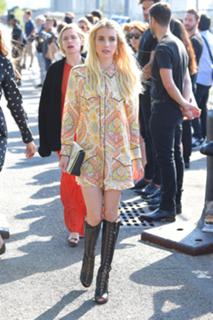 Emma Roberts feet photo thumbnail