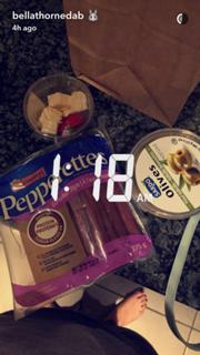 Bella Thorne feet photo thumbnail