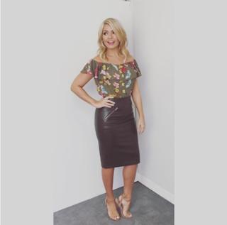 Holly Willoughby feet photo thumbnail