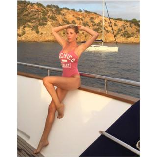 Alessia Marcuzzi feet photo thumbnail