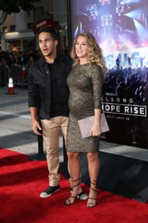 Alexa PenaVega feet photo thumbnail