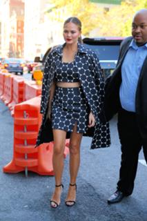 Chrissy Teigen feet photo thumbnail