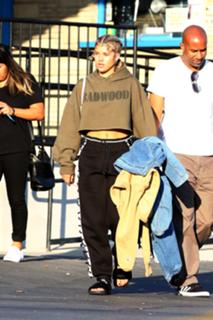 Sofia Richie feet photo thumbnail