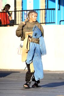 Sofia Richie feet photo thumbnail