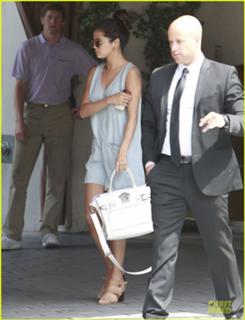Selena Gomez feet photo thumbnail
