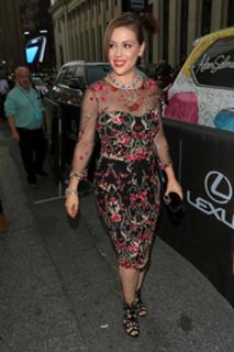 Alyssa Milano feet photo thumbnail