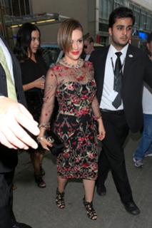 Alyssa Milano feet photo thumbnail