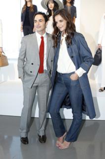 Katie Holmes feet photo thumbnail