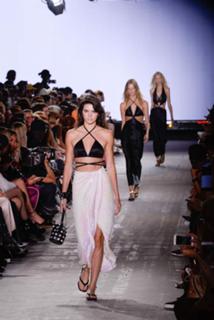 Kendall Jenner feet photo thumbnail