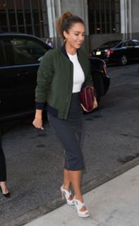 Jessica Alba feet photo thumbnail
