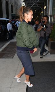 Jessica Alba feet photo thumbnail
