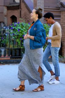 Olivia Wilde feet photo thumbnail