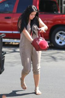 Ariel Winter feet photo thumbnail