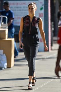 Shailene Woodley feet photo thumbnail