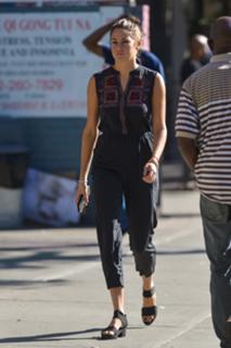 Shailene Woodley feet photo thumbnail